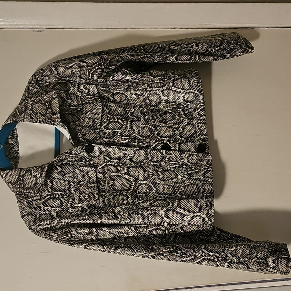 snake skin faux leather crop jacket size small trendy flattering playful